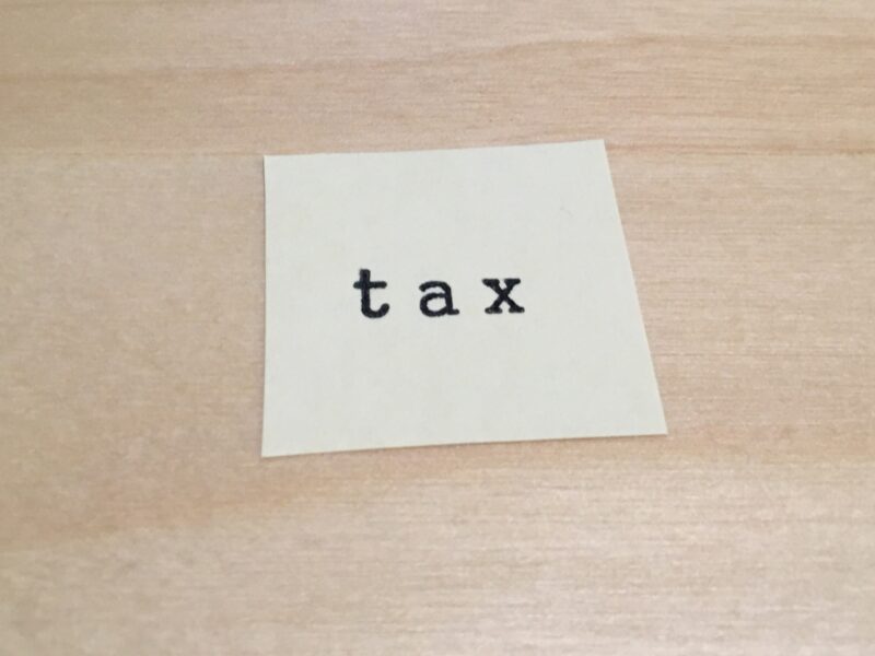 テーブルの上に紙がありtaxと書かれている