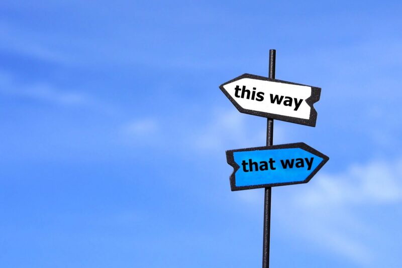 「that way」と書かれた看板と「this way」と書かれた看板
